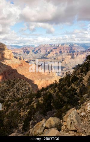 Blick auf den Hermit Creek Canyon vom Rand des Grand Canyon. Grand Canyon-Nationalpark, Arizona, USA. Stockfoto