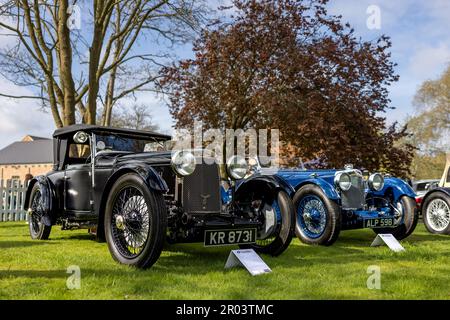 1930 Aston Martin International & 1933 Aston Martin Le Mans auf dem April Scramble im Bicester Heritage Centre am 23. April 2023 Stockfoto