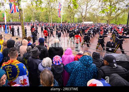 London, Großbritannien. 6. Mai 2023. Soldaten in der Mall nach der Krönungszeremonie von König Karl III Foto: Samstag, 6. Mai 2023. Der Bildausdruck sollte lauten: Credits: Matt Crossick/Alamy Live News Stockfoto