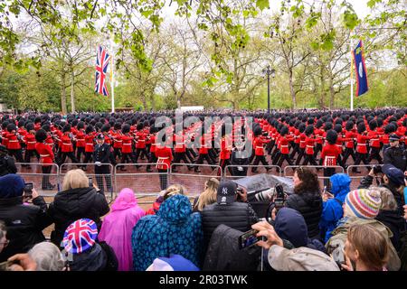 London, Großbritannien. 6. Mai 2023. Soldaten in der Mall nach der Krönungszeremonie von König Karl III Foto: Samstag, 6. Mai 2023. Der Bildausdruck sollte lauten: Credits: Matt Crossick/Alamy Live News Stockfoto