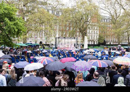 REDAKTIONELLE REDAKTION NUR Mitglieder der Öffentlichkeit bei der Mayfair Coronation Garden Party in Grosvenor Square, London, zur Krönung von König Karl III Foto: Samstag, 6. Mai 2023. Stockfoto