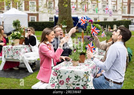 REDAKTIONELLE REDAKTION NUR Mitglieder der Öffentlichkeit bei der Mayfair Coronation Garden Party in Grosvenor Square, London, zur Krönung von König Karl III Foto: Samstag, 6. Mai 2023. Stockfoto