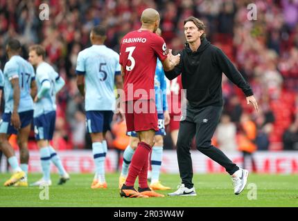 Brentford Manager Thomas Frank (rechts) schüttelt sich mit Liverpools Fabinho während des Premier League-Spiels in Anfield, Liverpool, die Hand. Foto: Samstag, 6. Mai 2023. Stockfoto