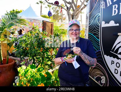 Redondo Beach, Kalifornien, 5. Mai 2023 - Festival Goer at Beachlife Festival 2023. Foto: Ken Howard/Alamy Stockfoto