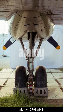 Detail des Fahrwerks eines alten Flugzeugs. Selektiver Fokus. Stockfoto