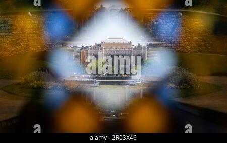 Vigado-Konzerthalle von Pest in der ungarischen Hauptstadt Budapest. Stadtbild durch ein Buntglasfenster. Donaupromenade. Stockfoto