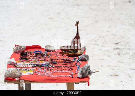 Handgefertigtes oder handgemachtes afrikanisches Souvenir zum Verkauf für Touristen am tropischen Strand auf der Insel Sansibar, Tansania, Ostafrika, aus nächster Nähe Stockfoto