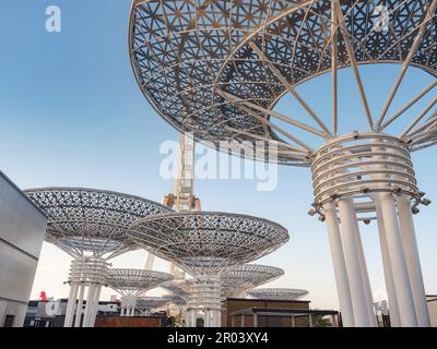 Dubai, Vereinigte Arabische Emirate, 26. März 2023: Bluewaters Island mit riesiger metallischer Struktur und dem höchsten Beobachtungsrad namens Dubai Eye oder Ain D Stockfoto