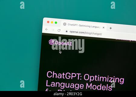 Ostersund, Schweden - 26. Januar 2023: OpenAI ChatGPT-Website auf einem Computerbildschirm. ChatGPT ist ein von OpenAI gestarteter Chatbot. Stockfoto