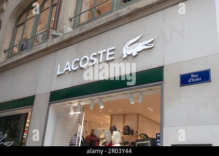 Genf, Schweiz - 14. Januar 2023: Lacoste-Geschäft in Genf. Lacoste S.A. ist ein französisches Unternehmen, das 1933 von René Lacoste gegründet wurde. Stockfoto