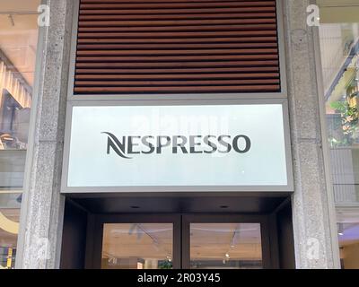 Genf, Schweiz - 13. Januar 2023: Nespresso-Shop in Genf. Nespresso ist eine Marke von Nestlé, die hochwertige Maschinen und Espresso verkauft. Stockfoto