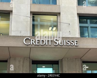 Genf, Schweiz - 12. Januar 2023: Kreditinstitut der Suisse in Genf. Die Credit Suisse Group AG ist eine weltweit tätige Investmentbank und ein Finanzdienstleistungsunternehmen Stockfoto