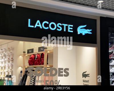 Genf, Schweiz - 11. Januar 2023: Lacoste Store in Genf. Lacoste S.A. ist ein französisches Unternehmen, das 1933 vom Tennisspieler René Lacoste gegründet wurde. Stockfoto