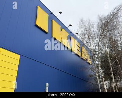 Genf, Schweiz - 14. Januar 2023: IKEA Store in Genf. IKEA ist ein schwedischer Konzern, der Möbel entwirft und verkauft. Stockfoto