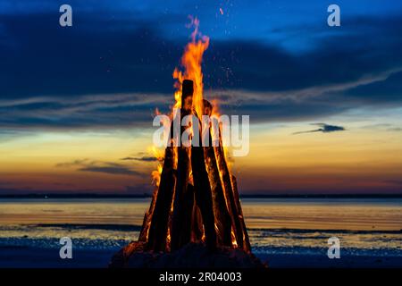 Das große Feuer brennt vor dem Hintergrund des Nachthimmels am Meer auf der Insel Sansibar, Tansania, Ostafrika, aus nächster Nähe. Helle Flamme. Ein Bonnir Stockfoto