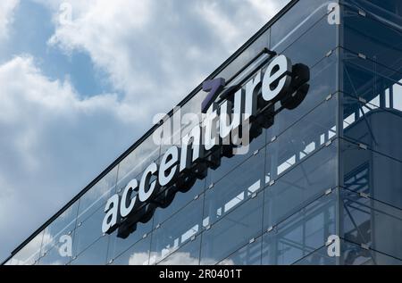 Prag, CZ, -27. April 2023: Das Accenture-Logo auf dem Hauptsitz der Tschechischen Republik. Concept Corporation. EDITORIAL Stockfoto