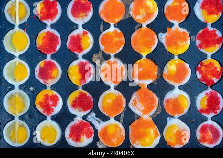 Gebratene Wachteleiersticks (Khanom Krok Khai NOK Krata in thailändischer Sprache) im thailändischen Stil Rezept. Dieser Snack gehört zu den beliebtesten in Street Food von Thai Stockfoto
