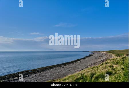 Blick entlang des England Coast Path in Richtung Maryport, mit Criffel über den Solway Firth, Maryport, Cumbria Stockfoto