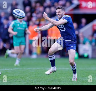 6. Mai 2023; AJ Bell Stadium, Salford, Lancashire, England; Englische Premiership Rugby, Sale Sharks gegen Newcastle Falcons; will Cliff of Sale Sharks wirft den langen Pass Stockfoto