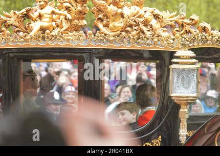 Westminster, London, Großbritannien. 6. Mai 2023. Westminster, London, Vereinigtes Königreich 6. Mai 2023 Junior 'Royals' fahren nach der Krönung von König Charles III und Königin Camilla die Mall hinunter, in ihren Staatskutschen, denen Militärkräfte in voller militärischer Regalie vorausgingen, Hier sehen Tausende Royalisten auf dem Mallme Prince George aus den riesigen Menschenmassen auf dem Mall Credit: Motofoto/Alamy Live News Stockfoto