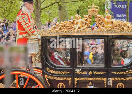 Westminster, London, Großbritannien. 6. Mai 2023. Westminster, London, Vereinigtes Königreich 6. Mai 2023 Junior 'Royals' fahren nach der Krönung von König Charles III und Königin Camilla die Mall hinunter, in ihren Staatskutschen, denen Militärkräfte in voller militärischer Regalie vorausgingen, Hier sehen Tausende Royalisten auf dem Mallme Prinz William und sein Sohn George die riesigen Menschenmassen auf der Mall Credit: Motofoto/Alamy Live News Stockfoto