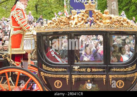 Westminster, London, Großbritannien. 6. Mai 2023. Westminster, London, Vereinigtes Königreich 6. Mai 2023 Junior 'Royals' fahren nach der Krönung von König Charles III und Königin Camilla die Mall hinunter, in ihren Staatskutschen, denen Militärkräfte in voller militärischer Regalie vorausgingen, Hier sehen Tausende Royalisten auf dem Mallme Prinz William und sein Sohn George die riesigen Menschenmassen auf der Mall Credit: Motofoto/Alamy Live News Stockfoto