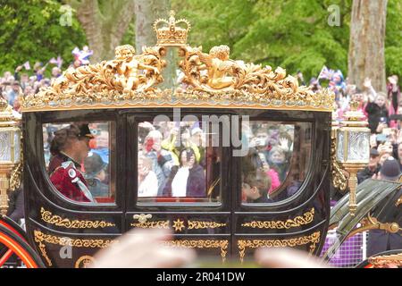 Westminster, London, Großbritannien. 6. Mai 2023. Westminster, London, Vereinigtes Königreich 6. Mai 2023 Junior 'Royals' fahren nach der Krönung von König Charles III und Königin Camilla die Mall hinunter, in ihren Staatskutschen, denen Militärkräfte in voller militärischer Regalie vorausgingen, Beobachtet von Tausenden Royalisten in der Mall - hier schauen Prinz William und sein Sohn George aus den riesigen Menschenmassen heraus, die sich auf der Mall Credit: Motofoto/Alamy Live News versammelt haben Stockfoto