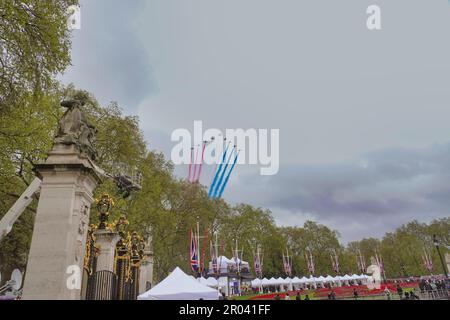 Westminster, London, Großbritannien. 6. Mai 2023. Westminster, London, Großbritannien 6. Mai 2023 das berühmte Red Arrows Aerobatic-Team der Royal Air Force „raucht“ über der Mall nach der Krönung von König Charles III und Königin Camilla, beobachtet von Tausenden Royalisten auf dem Mall Credit: Motofoto/Alamy Live News Stockfoto