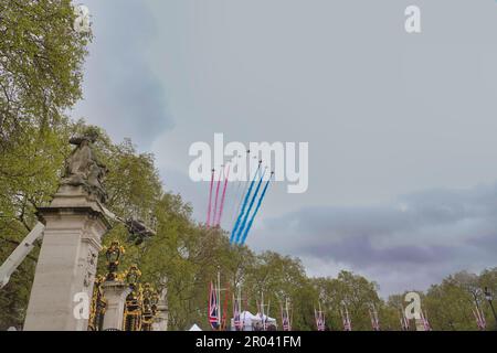 Westminster, London, Großbritannien. 6. Mai 2023. Westminster, London, Großbritannien 6. Mai 2023 das berühmte Red Arrows Aerobatic-Team der Royal Air Force „raucht“ über der Mall nach der Krönung von König Charles III und Königin Camilla, beobachtet von Tausenden Royalisten auf dem Mall Credit: Motofoto/Alamy Live News Stockfoto