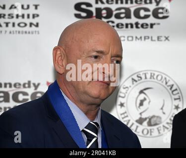 Nach seiner Einführung in die US Astronaut Hall of Fame im Kennedy Space Center Visitor Complex spricht der ehemalige Astronaut und jetzt Senator Mark Kelly D Az. Am Samstag, den 6. Mai 2023, im Kennedy Space Center, Florida, vor den Medien. Foto: Joe Marino/UPI Credit: UPI/Alamy Live News Stockfoto