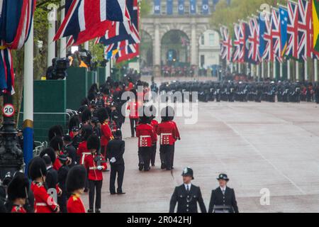 London, England, Großbritannien. 6. Mai 2023. Militärprozession in der Mall, wenn König Karl III. Gekrönt wird. (Kreditbild: © Tayfun Salci/ZUMA Press Wire) NUR REDAKTIONELLE VERWENDUNG! Nicht für den kommerziellen GEBRAUCH! Stockfoto