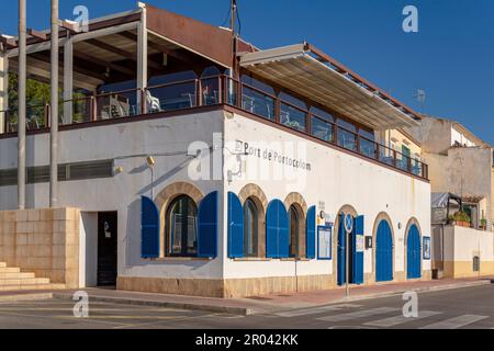 Portocolom, Spanien; april 23 2023: Portocolom Port Authority Building at Dämmerung. Insel Mallorca, Spanien Stockfoto