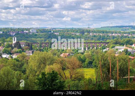 Der Eisenbahnviadukt über den Fluss Enz in der Stadt Bietigheim-Bissingen, Baden Würtemberg, Deutschland. Stockfoto