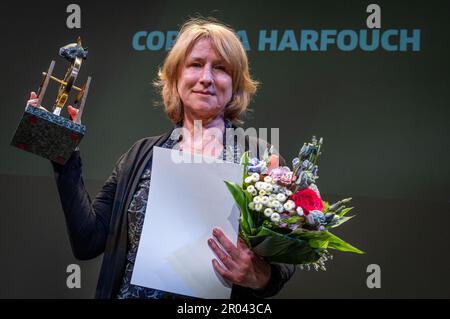 Schwerin, Deutschland. 06. Mai 2023. Die Schauspielerin Corinna Harfouch erhält den Ehrenpreis „Goldener Ochse“ am Ende des 32. in Mecklenburg-Vorpommern stattfindenden Filmfestivals. Harfouch wird für ihren herausragenden Beitrag zum deutschsprachigen Film und Schauspiel geehrt. Kredit: Jens Büttner/dpa/Alamy Live News Stockfoto