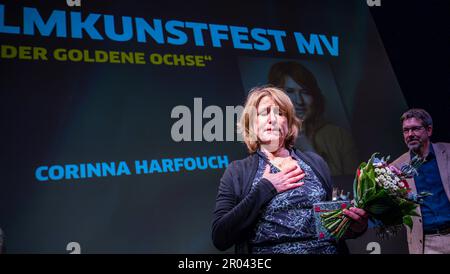 Schwerin, Deutschland. 06. Mai 2023. Die Schauspielerin Corinna Harfouch dankt ihr am Ende des Mecklenburg-Vorpommern Film Art Festival 32., nachdem sie den Ehrenpreis „Goldener Ochse“ erhalten hat. Harfouch wird für ihren herausragenden Beitrag zum deutschsprachigen Film und Schauspiel geehrt. Kredit: Jens Büttner/dpa/Alamy Live News Stockfoto