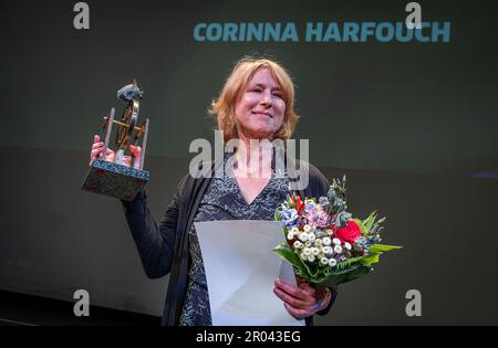 Schwerin, Deutschland. 06. Mai 2023. Die Schauspielerin Corinna Harfouch erhält den Ehrenpreis „Goldener Ochse“ am Ende des 32. in Mecklenburg-Vorpommern stattfindenden Filmfestivals. Harfouch wird für ihren herausragenden Beitrag zum deutschsprachigen Film und Schauspiel geehrt. Kredit: Jens Büttner/dpa/Alamy Live News Stockfoto