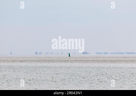 Die Boje schwimmt weit weg im Meer Stockfoto