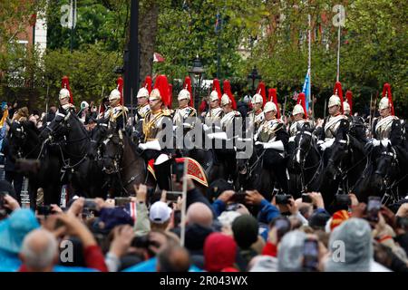 Die Militärprozession geht die Mall entlang, nach der Krönung von König Charles III. Und Königin Camilla in Westminster Abbey am 6. Mai 2023 in London, England, Großbritannien am 6. Mai bilden sich weltweit Tausende von Menschen die traditionelle, aber verkürzte Route zwischen Buckingham Place und Westminster Abbey während der Krönung von König Karl III. Und Königin Camilla. 1821 Auf der Prozession vom Buckingham Palace zur Westminster Abbey werden der Diamond Jubilee State Coach und der G zu sehen sein Stockfoto