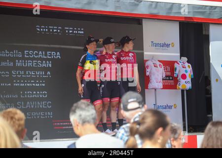 Castro-Urdiales, Spanien, 06. Mai 2023: Radfahrer des Soltec-Teams in der Teampräsentation während der 6. Stufe des LaVuelta von Carrefour 2023 zwischen Castro-Urdiales und Laredo am 06. Mai 2023 in Castro-Urdiales, Spanien. Kredit: Alberto Brevers / Alamy Live News Stockfoto