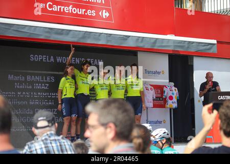 Castro-Urdiales, Spanien, 06. Mai 2023: Die Radfahrer des Sopela Women's Team in der Teampräsentation während der 6. Phase der LaVuelta von Carrefour 2023 zwischen Castro-Urdiales und Laredo am 06. Mai 2023 in Castro-Urdiales, Spanien. Kredit: Alberto Brevers / Alamy Live News Stockfoto