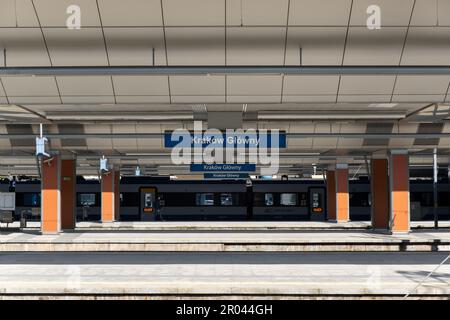 Krakau, PL - 22. April 2023: Krakauer Hauptbahnhof mit Hinweisschildern zum Hauptbahnhof von Krakau. Öffentliche Verkehrsmittel in Europa. Editorial Stockfoto