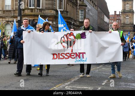 6., Mai 2023. Glasgow, Schottland, Großbritannien. Tausende von Menschen marschieren durch Schottland, um die schottische Unabhängigkeit zu unterstützen und gegen die Krönung von König Karl zu protestieren. Der marsch wurde von „All Under One Banner“ Credit organisiert. Douglas Carr/Alamy Live News Stockfoto