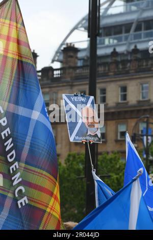 6., Mai 2023. Glasgow, Schottland, Großbritannien. Tausende von Menschen marschieren durch Schottland, um die schottische Unabhängigkeit zu unterstützen und gegen die Krönung von König Karl zu protestieren. Der marsch wurde von „All Under One Banner“ Credit organisiert. Douglas Carr/Alamy Live News Stockfoto
