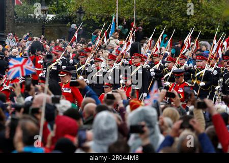 Die Militärprozession geht die Mall entlang, nach der Krönung von König Charles III. Und Königin Camilla in Westminster Abbey am 6. Mai 2023 in London, England, Großbritannien am 6. Mai bilden sich weltweit Tausende von Menschen die traditionelle, aber verkürzte Route zwischen Buckingham Place und Westminster Abbey während der Krönung von König Karl III. Und Königin Camilla. 1821 Auf der Prozession vom Buckingham Palace zur Westminster Abbey werden der Diamond Jubilee State Coach und der G zu sehen sein Stockfoto