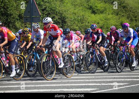 Tarrueza, Spanien, 06. Mai 2023: Der Radfahrer von Team SD Worx, Demi Vollering mit dem roten Trikot des Anführers der allgemeinen Klassifikation, der in der 6. Etappe des LaVuelta der Frauen von Carrefour 2023 zwischen Castro-Urdiales und Laredo reitet, am 6. Mai 2023 in Tarrueza, Spanien. Kredit: Alberto Brevers / Alamy Live News Stockfoto