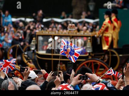 Prinzessin Anne fährt in einer Kutsche nach der Krönung in Westminster Abbey am 6. Mai 2023 in London, England, Großbritannien am 6. Mai umher die traditionelle, aber verkürzte Route zwischen Buckingham Place und Westminster Abbey während der Krönung von König Karl III. Und Königin Camilla, In Übereinstimmung mit der Tradition werden die Gewänder seiner Majestät Artikel zeigen, die während früherer Krönungen aus dem Jahr 1821 getragen wurden. Die Prozession vom Buckingham Palace zur Westminster Abbey wird den Diamond Jubilee State Coach und den Gold State Coach im Gegenzug zum Palast zeigen Stockfoto