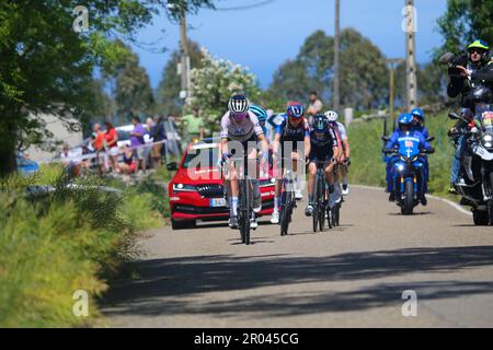 Solorzano, Spanien, 06. Mai 2023: Die Flucht unter Leitung von Annemiek Van Vleuten (Movistar, L) während der 6. Etappe des LaVuelta der Frauen durch Carrefour 2023 zwischen Castro-Urdiales und Laredo, am 06. Mai 2023 in Solorzano, Spanien. Kredit: Alberto Brevers / Alamy Live News Stockfoto