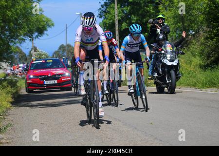 Solorzano, Spanien, 06. Mai 2023: La fuga geleitet von Annemiek Van Vleuten (Movistar, L) zusammen mit Gaia Realini (Trek - Segafredo, R) während der 6. Etappe des LaVuelta der Frauen von Carrefour 2023 zwischen Castro-Urdiales und Laredo, am 6. Mai 2023 in Solorzano, Spanien. Kredit: Alberto Brevers / Alamy Live News Stockfoto