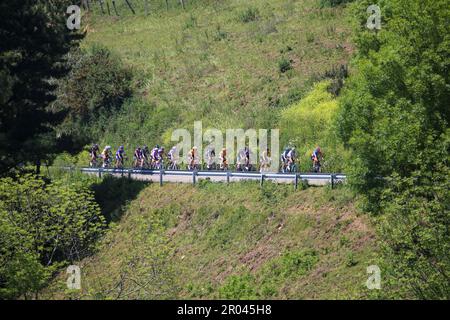 Solorzano, Spanien, 06. Mai 2023: Das wichtigste Peloton während der 6. Stufe des LaVuelta der Frauen von Carrefour 2023 zwischen Castro-Urdiales und Laredo, am 06. Mai 2023 in Solorzano, Spanien. Kredit: Alberto Brevers / Alamy Live News Stockfoto