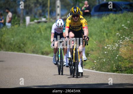 Solorzano, Spanien, 06. Mai 2023: Der Radfahrer von Team Jumbo-Visma, Amber Kraak, zieht am 06. Mai 2023 in Solorzano, Spanien, eine Gruppe während der 6. Etappe des LaVuelta der Frauen mit Carrefour 2023 zwischen Castro-Urdiales und Laredo. Kredit: Alberto Brevers / Alamy Live News Stockfoto